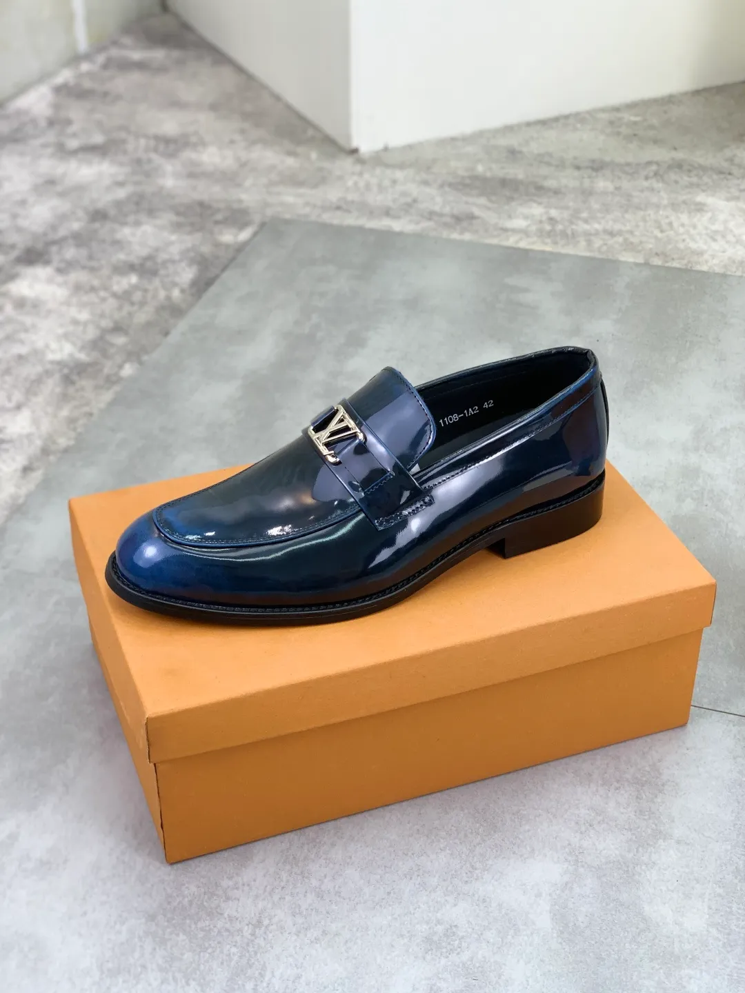 Men's shoes 💰P460💰[New model] Water-dyed cow lining 🆘 LV Louis Vuitton business leather shoes, made of original imported Italian 🇮🇹 calfskin, full cowhide lining, carefully handmade by professional shoemakers, the original version is specially designed for wear-resistant outsole. Standard code: 39-45 5️⃣color🉑️select